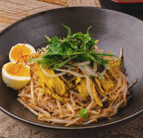Món phở gà khô kèm trứng lòng đào thơm ngon